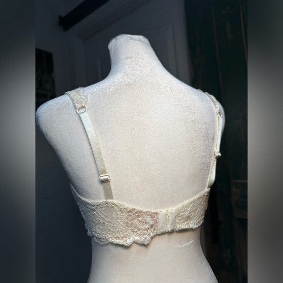 Vintage Victorias Secret
Cream Lace Bra size 36D - Picture 8 of 16